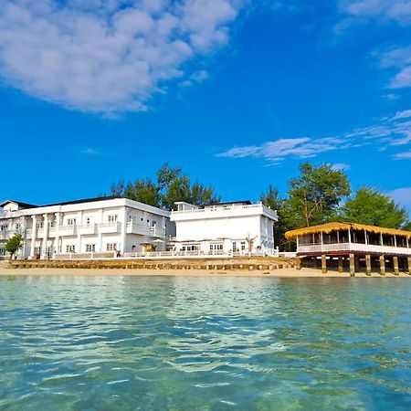 Gili Beachfront Suites กีลีตราวางัน ภายนอก รูปภาพ
