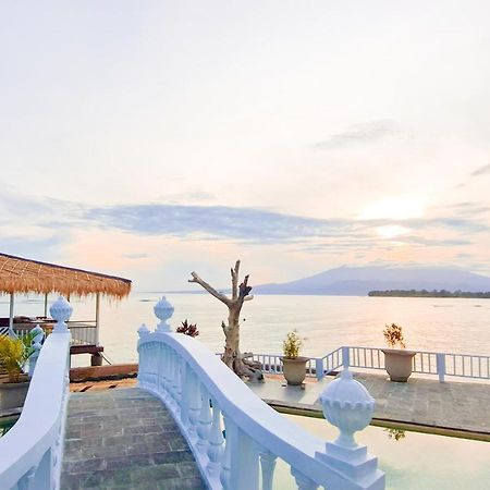 Gili Beachfront Suites กีลีตราวางัน ภายนอก รูปภาพ