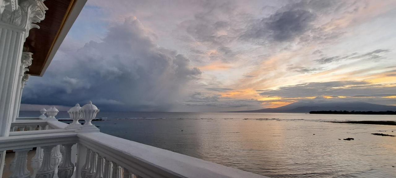 Gili Beachfront Suites กีลีตราวางัน ภายนอก รูปภาพ